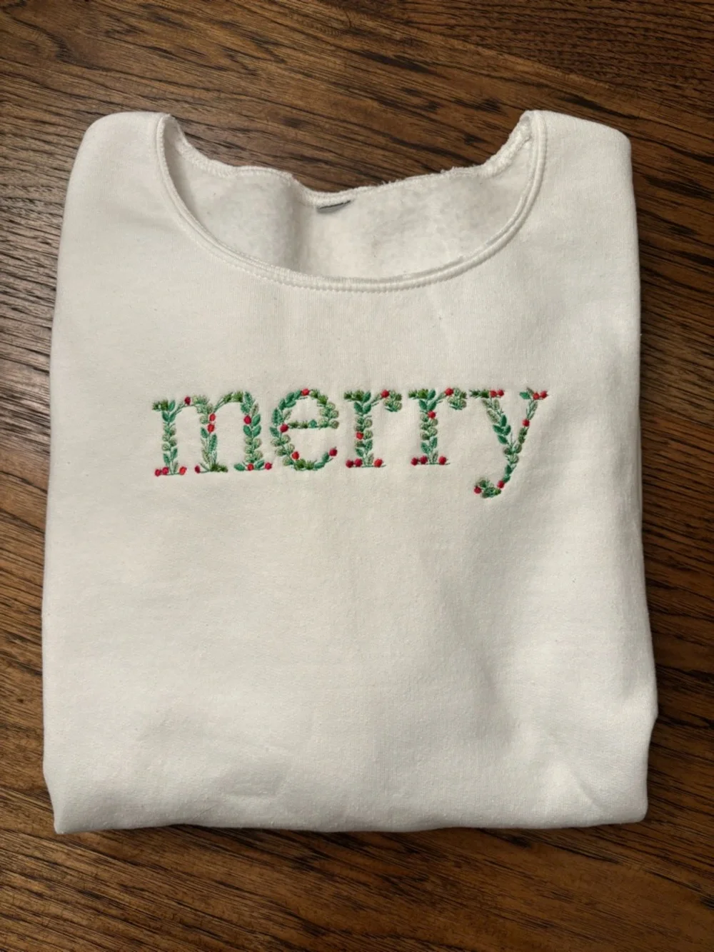 Merry Embroidered Christmas Sweatshirt White Holly Berry Holiday Women’s Medium